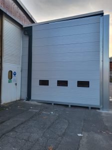 parete laterale di un tunnel creato davanti all'ingresso di un edificio industriale