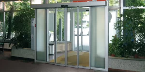 In questa clinica l'ingresso viene gestito con una grande bussola e l'impiego di porte automatiche scorrevoli telescopiche.