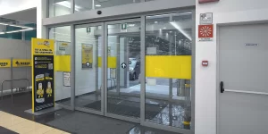Una soluzione tipica nella GD-GDO, dove gli ingressi sono realizzati con bussole e con l'impiego di porte automatiche scorrevoli con ante fisse e ante mobili, tutte con sistemi di sfondamento totale antipanico. 