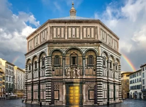 Nell’immagine si vede il Battistero di San Giovanni, a Firenze, eretto di fronte alla Cattedrale ed è l’antico centro religioso e civile della città, nonché un capolavoro del romanico italiano. Il monumento fu consacrato nel 1059 da papa Niccolò II. Il “bel San Giovanni” - come lo chiamò Dante -, è un edificio a pianta ottagonale largo 25,6 metri. Le pareti sono rivestite in marmi bianchi e verdi a disegni geometrici e si aprono su tre portali e ventiquattro finestre 