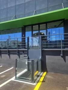 In questa foto si vede la piattaforma elevatrice per le persone disabili. Grazie allo speciale montacarichi, le persone possono salire a bordo della loro carrozzina sino al piano del magazzino. L'ingresso avviene da una porta automatica.