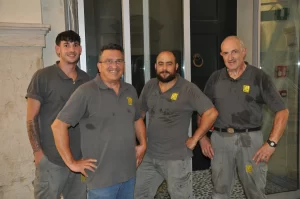Il team D.A. TECH al termine della giornata di lavoro con temperatura di 40° - Mario, Roberto, Gabriel, Diego e Fabio - Luglio 2026