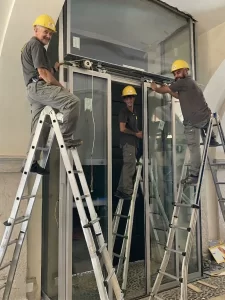 Tecnici D.A. TECH durante le regolazioni delle ante e dell'automazione della bussola automatica
