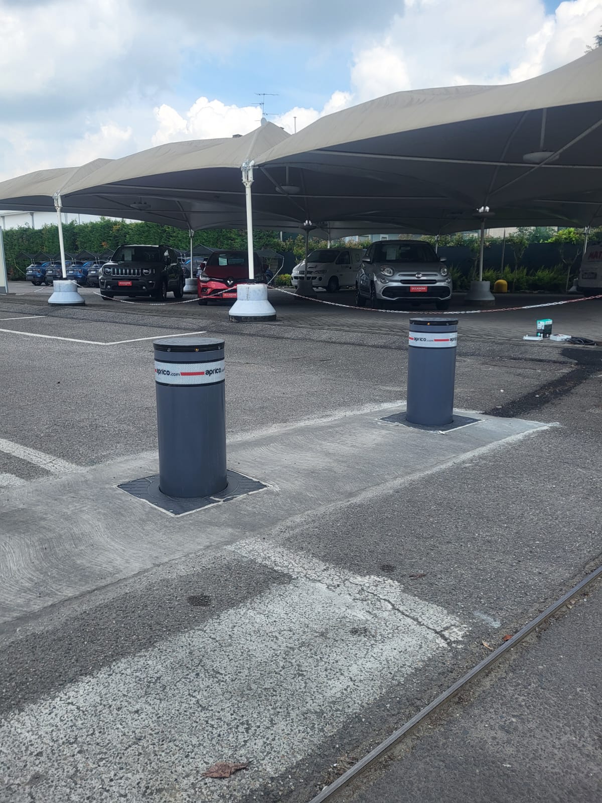 Nell'immagine si vede un grande piazzale di una importante concessionaria d'auto con innumerevoli veicoli esposti. Per evitare furti o accessi non consentiti sono stati installati dissuasori blindati a scomparsa.