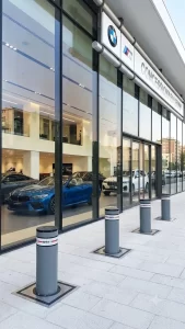 Dissuasori automatici a scomparsa installati davanti alle vetrine di una importante concessionaria di veicoli, ad evitare lo sfondamento delle stesse.