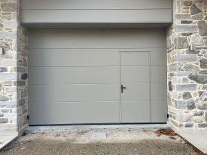 ingresso del garage con porta pedonale