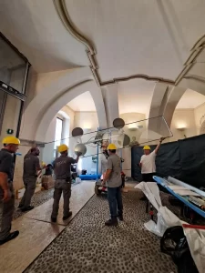 Movimentazione in spazi ostici dei vetri alti 4,5 m per la bussola automatica