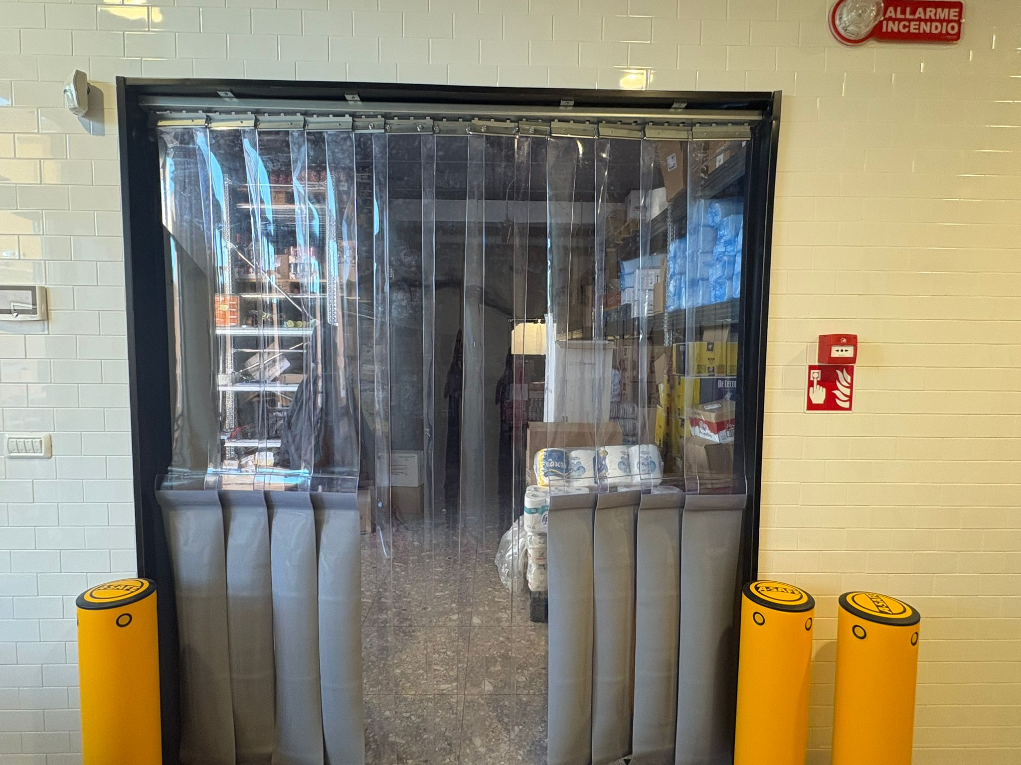 paracolpi gialli installati vicino all'accesso al magazzino di un supermercato