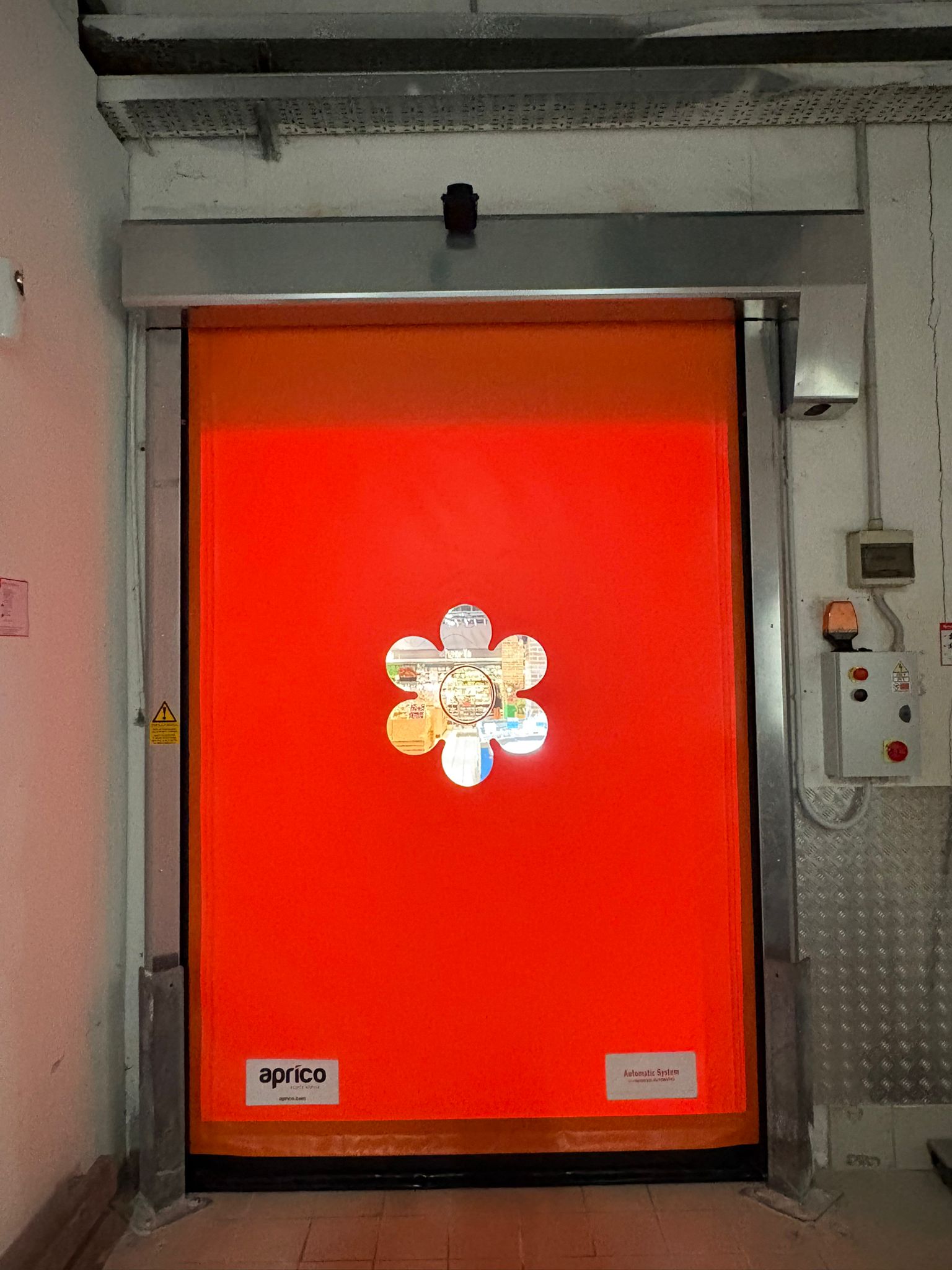 porta automatica di colore rosso con fiore trasparente al centro