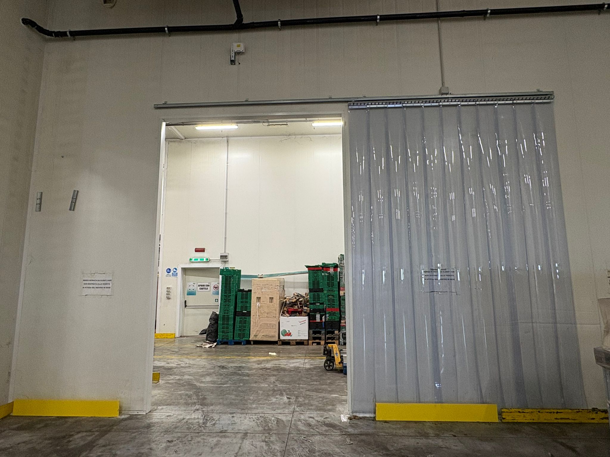 ingresso automatico con protezioni installato in un'azienda