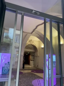 Installazione di una bussola con porta automatica ridondante nel Palazzo Trentini - Vista sul cortile storico interno