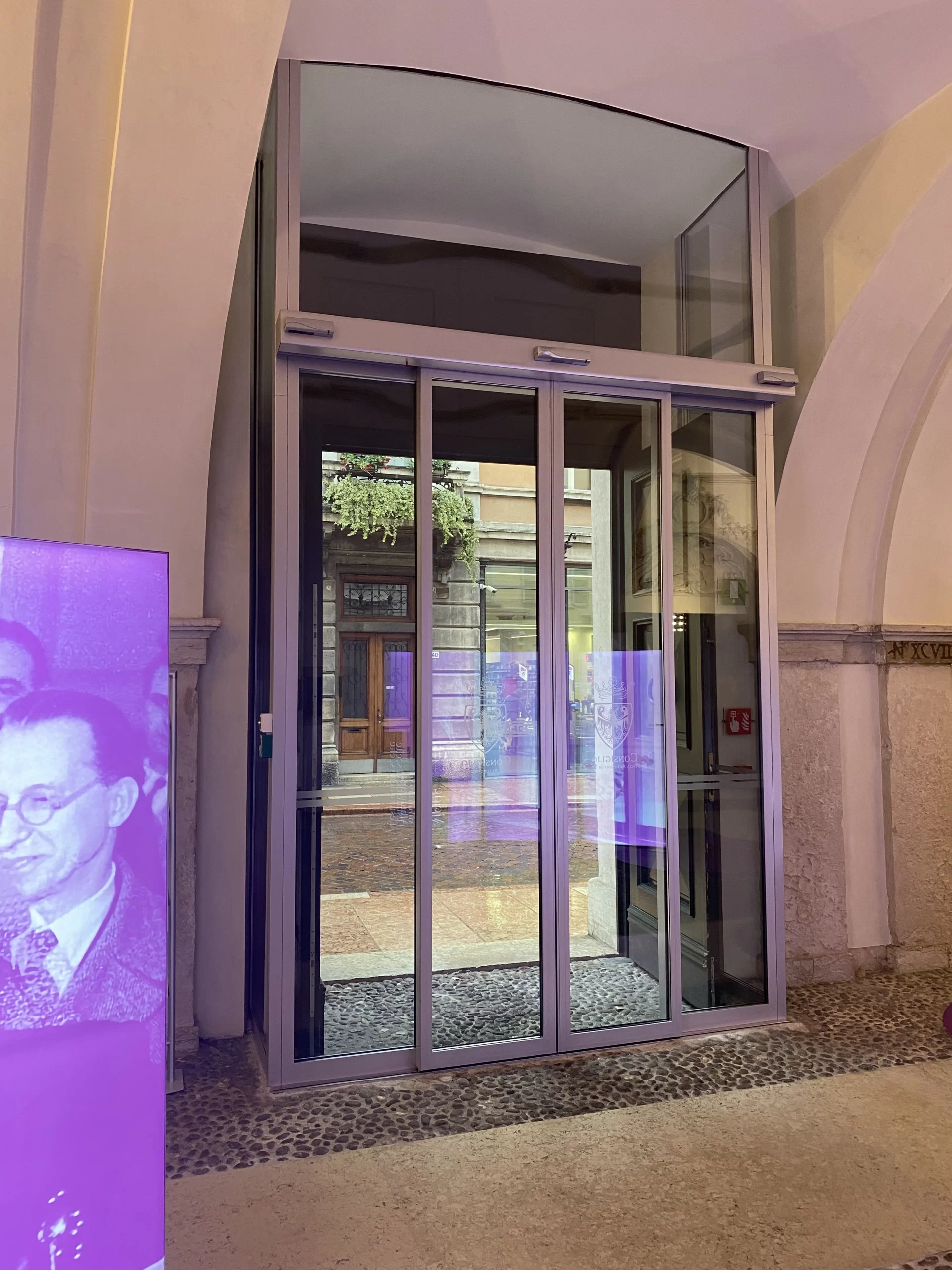 Porta automatica ridondante con serramenti a taglio termico