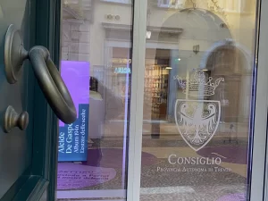 Dettaglio della bussola automatica in vetro a Palazzo Trentini