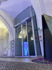 Bussola con porta automatica completata all’ingresso di Palazzo Trentini