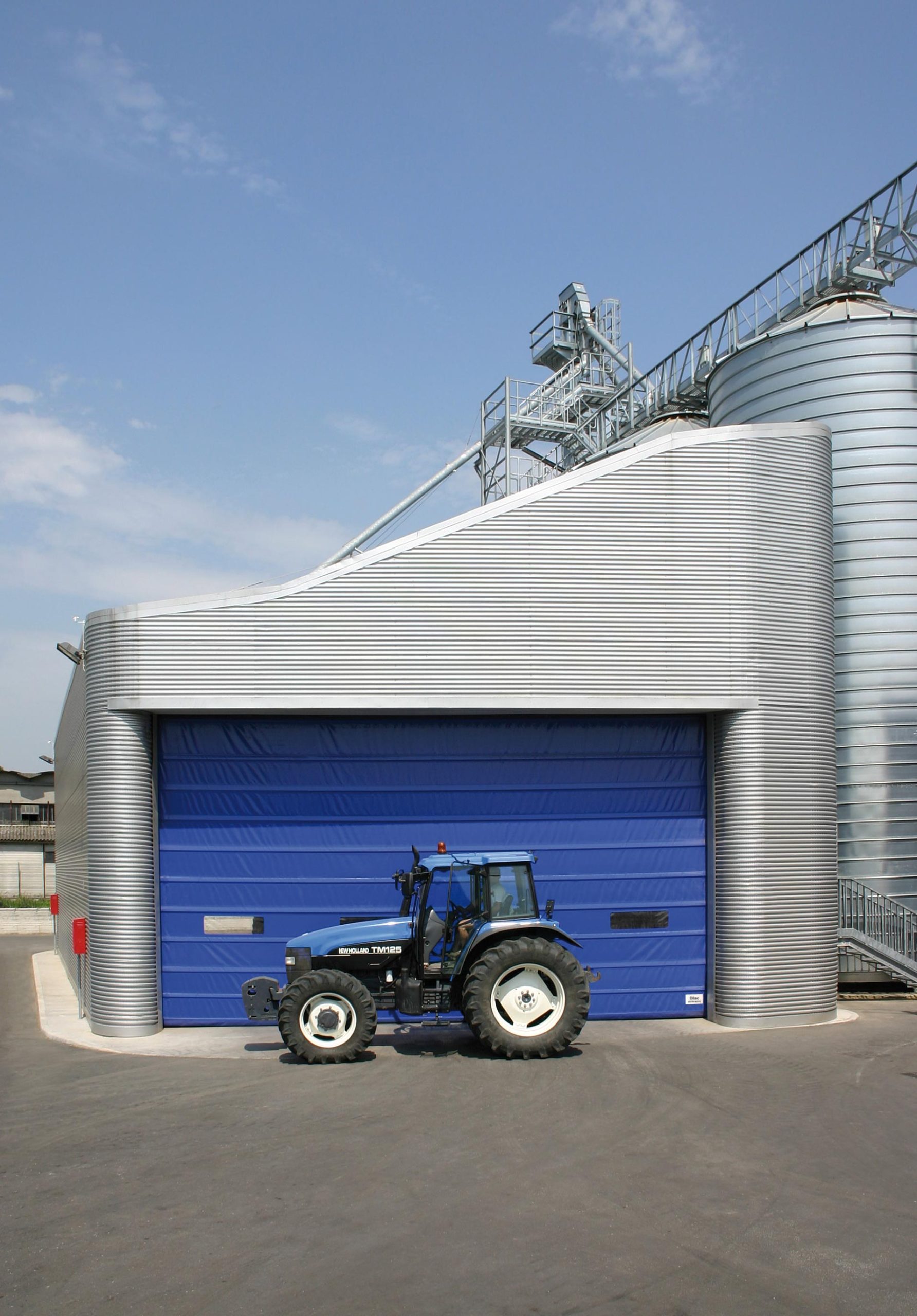 Porta rapida installata in una cantina sociale di colore blu