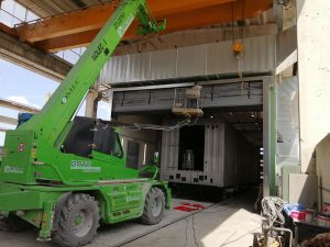 Porte rapide ad impacchettamento di dimensioni speciali sono state montate per equipaggiare due edifici adibiti a lavorazioni di carpenteria pesante.