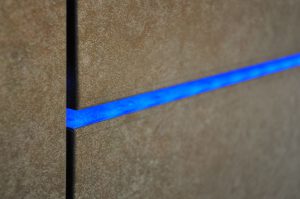 Porta sezionale Aprico con inserti di luci azzurre.