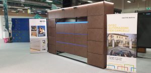 Porta sezionale Aprico con finitura in bronzo e luci a led.