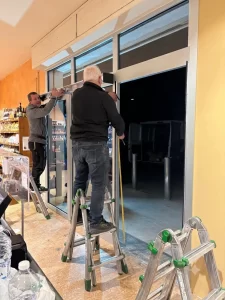 Tecnici CinqueP durante l’installazione notturna della porta automatica