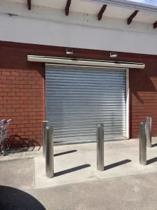 Serranda in alluminio a protezione della nuova porta automatica