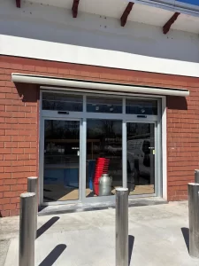 Nuova porta automatica scorrevole installata presso Casearia Serafini
