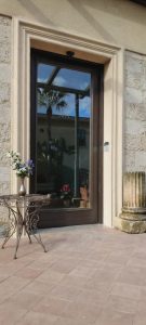 Nell'immagine si vede l'ingresso con una porta automatica d'epoca, del prestigioso complesso alberghiero Villa Athena. Una struttura d'epoca edificata in un parco confinante con il parco archeologico della Valle dei Templi ad Agrigento.