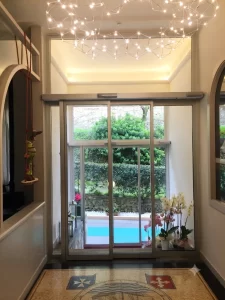 In questo albergo l'ingresso è realizzato con una bussola d'ingresso con due porte automatiche scorrevoli poste su due diversi livelli.