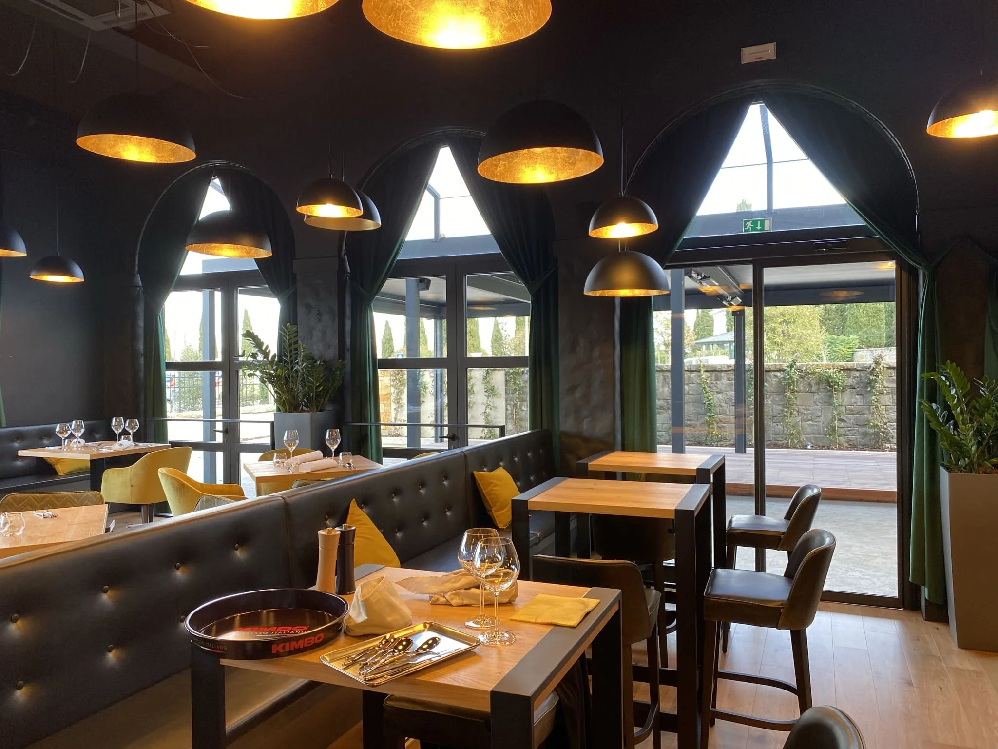 nella fotografia si vede un elegante sala ristorante dotata di porte automatiche scorrevoli