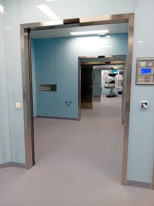 In questa foto si vedono i locali attigui ad una serie di sale operatorie con le porte automatiche scorrevoli a tenuta ermetica. I pavimenti sono nel classico color grigio chiaro mentre le pareti azzurro chiaro.