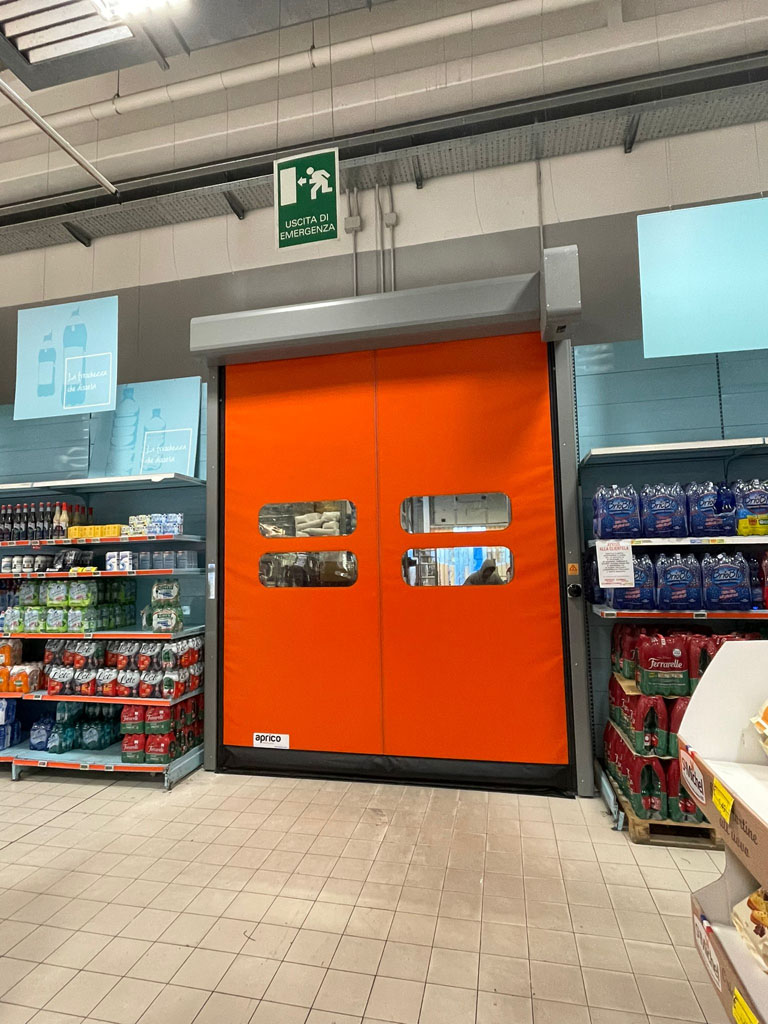 Porta automatica all'interno del supermercato di alimentari