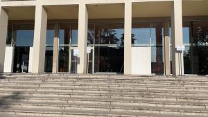 Uno degli ingressi esterni dell'Ateneo con porte automatiche inserite in una larga facciata continua ad ampie vetrate.