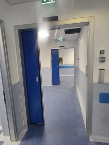 due porte automatiche sanitarie scorrevoli blu per sale operatorie e locali tecnici
