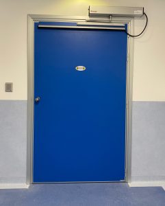 porta per ambienti sanitari installata per accesso a un locale tecnico nell'area delle sale operatorie
