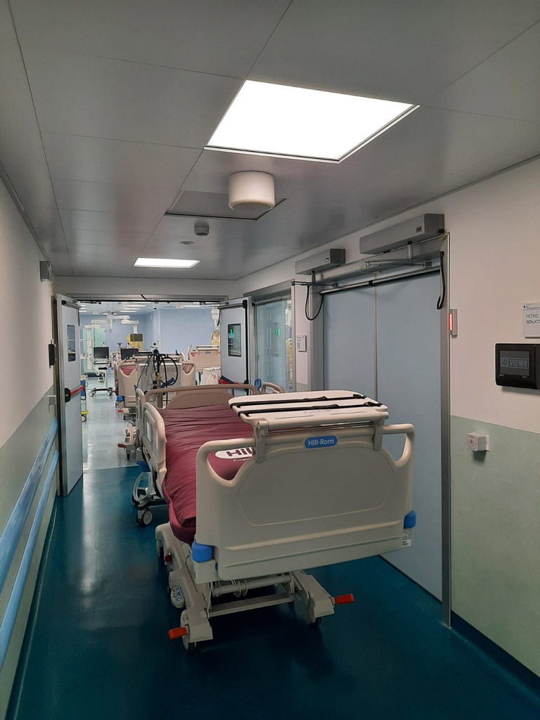 Porta automatica per settore ospedaliero