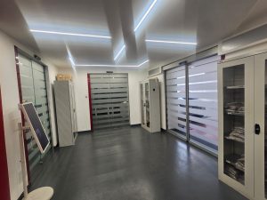 tre porte automatiche in cristallo installate nel laboratiorio R&D di Edil Cam - tutte tre le porte sono mostrate chiuse