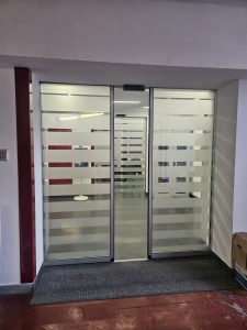 porta automatica in cristallo installata - la porta è mostrata chiusa