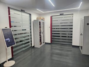 due porte automatiche in cristallo installate nel laboratiorio R&D di Edil Cam