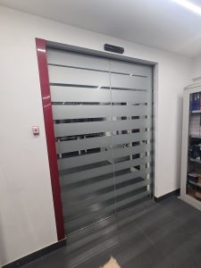 porta scorrevole in cristallo chiusa vista dall'interno