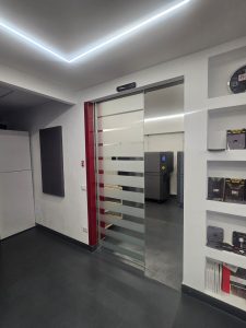 porta automatica in cristallo in fase di apertura