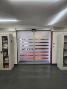 porta automatica scorrevole con due ante in cristallo chiusa