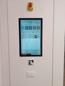 nell'immagine si vedono il pulsante a sfioro per l'apertura automatica dell'anta, il pulsante di apertura rapida in caso di emergenza ed il quadro di controllo degli strumenti e dello stato della sala operatoria.