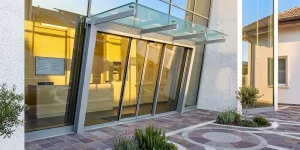 Ingresso speciale con porte automatiche inclinate nella sede di un'azienda di orologi