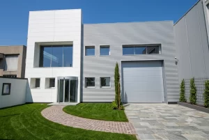 Edificio industriale con porta automatica curvilinea negli uffici e portone sezionale nel magazzino