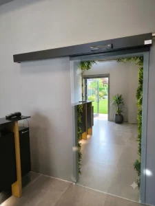 Porta automatica scorrevole in vetro all'ingresso della reception aziendale