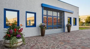 Ingresso industriale con porta automatica scorrevole protetta da una serranda di sicurezza