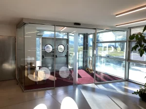 Bussola vetrata con doppia porta automatica all'ingresso di un'azienda