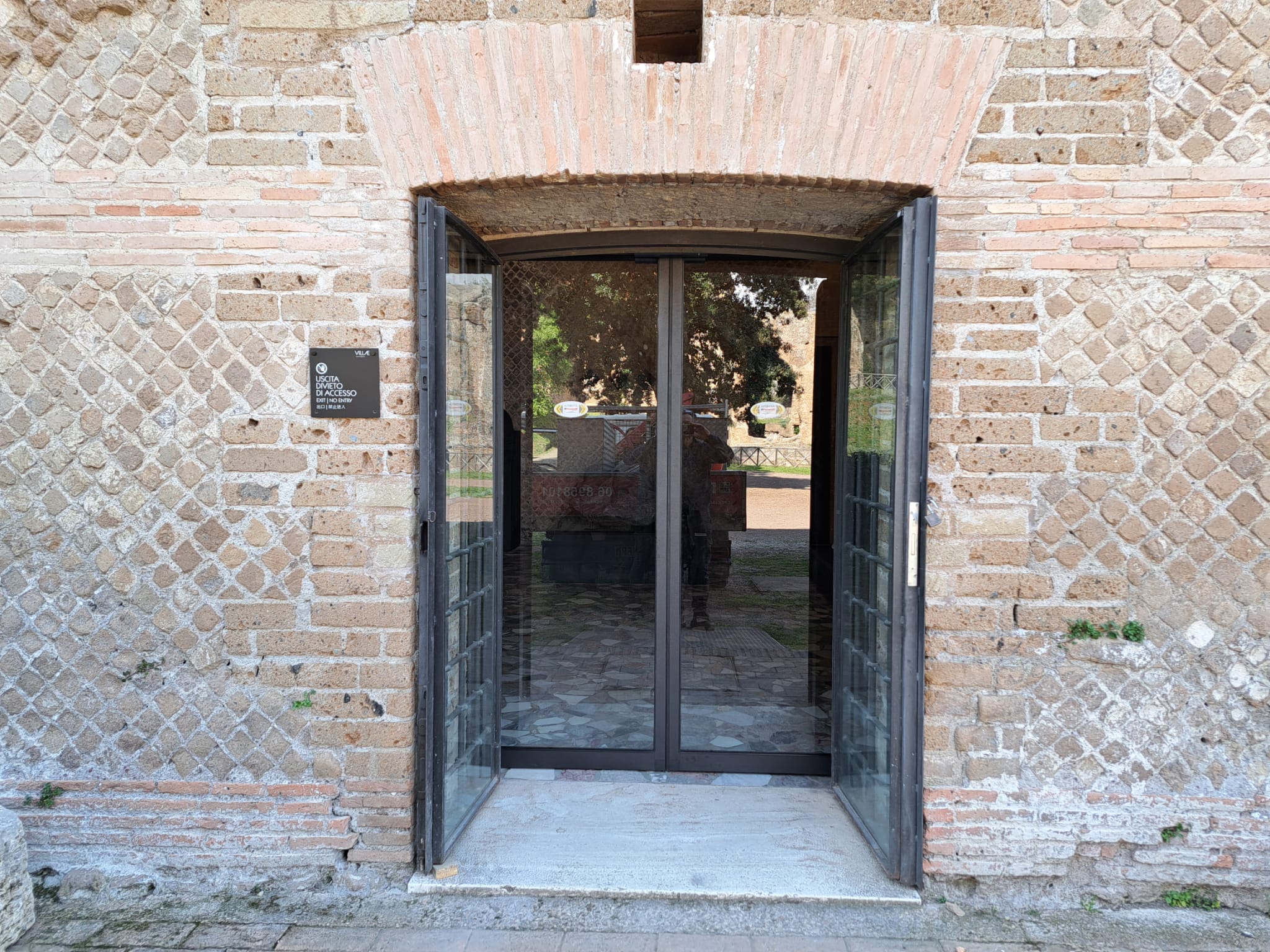 porte automatiche per edificio storico a Villa Adriana