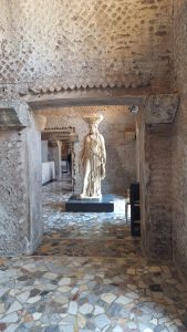 stanze interne dell'edificio archeologico di Villa Adriana, con antiche statue esposte 