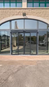 Una concessionaria di auto ha scelto di installare porte automatiche scorrevoli a due ante fisse + due mobili, con sistema a sfondamento integrale. Questa soluzione permette una apertura completa del vano passaggio in modo da poter far transitare anche le autovettura dalla show room al parcheggio espositivo esterno.