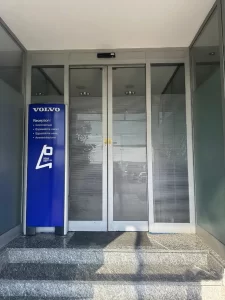 L'ingresso di una sede direzionale VOLVO è gestito con una porta automatica scorrevole a due ante fisse e due mobili con sfondamento per vie di fuga.